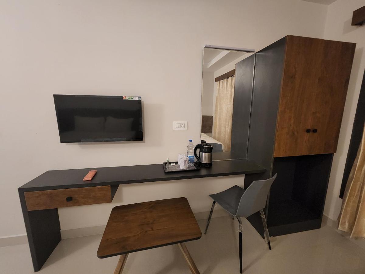Hotel Park Raama Tirupati Exteriör bild